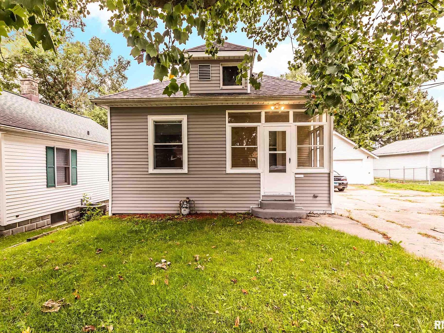 Adorable 3 Bedroom In Metamora With New Carpet And Fresh Paint Throughout Spacious Fully Applianced Eat In Kitchen W Cathedral Ceiling Fresh Paint New Carpet