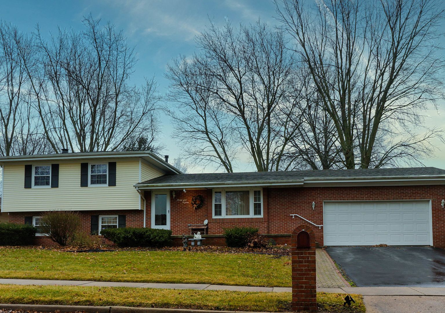 4-bedroom-houses-for-rent-in-bloomington-il-bedroom-poster