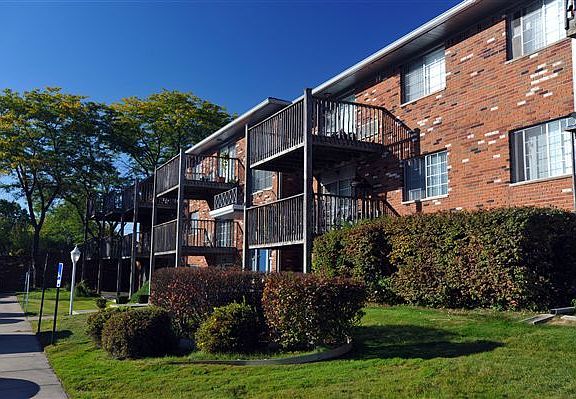 Harbor Club Apartments and Yacht Club - Harrison Township, MI