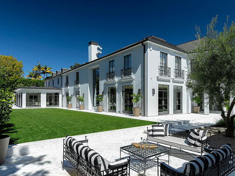 Pin By Diana Bugulov On Facade Beverly Hills Houses House Styles House