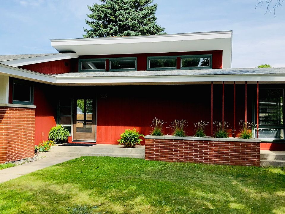 1629 W Lane St Traverse City Mi 49684 Mls 1868898 Zillow