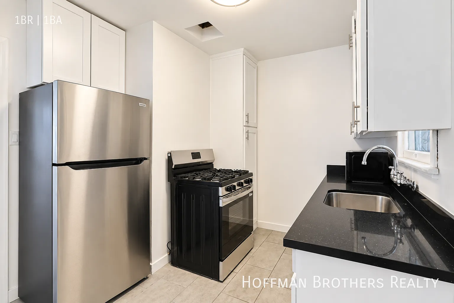 Gated Venice 1-Bedroom With Garage Parking,Updated Kitchen & Water Included!! — Photo 2