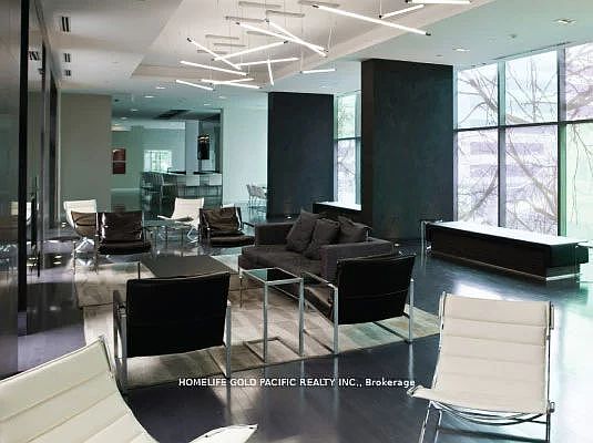 2nd image of 37 Grosvenor St #602