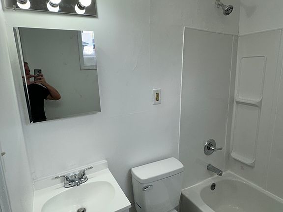 3rd image of 1514 E 14th St APT B