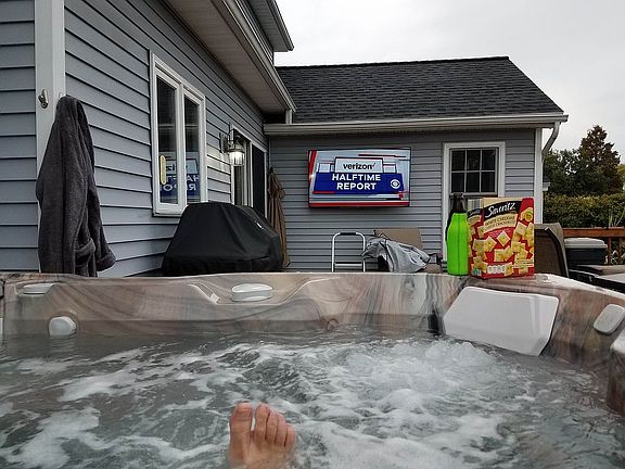 Outdoor TV & 8 per. hot tub!