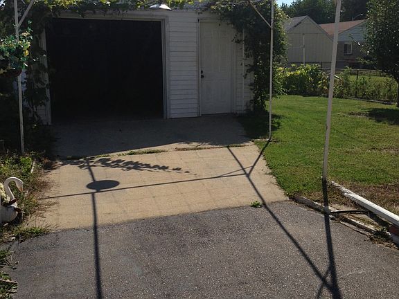 1.5 garage plus more in back
