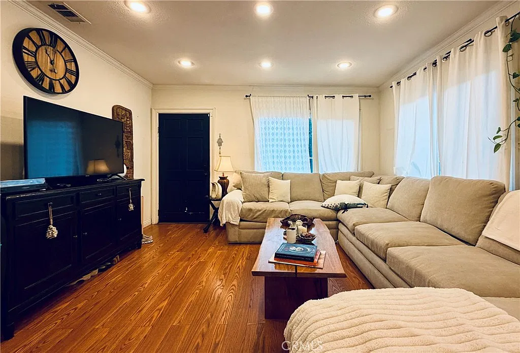 3 bed, 1100 sqft, $4,500 — Photo 1