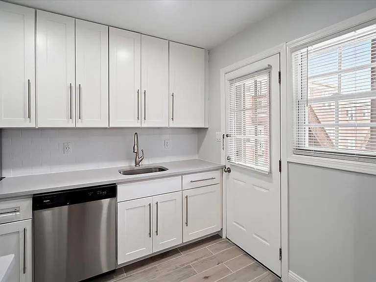 Hilltop Manor Apartments — Photo 20