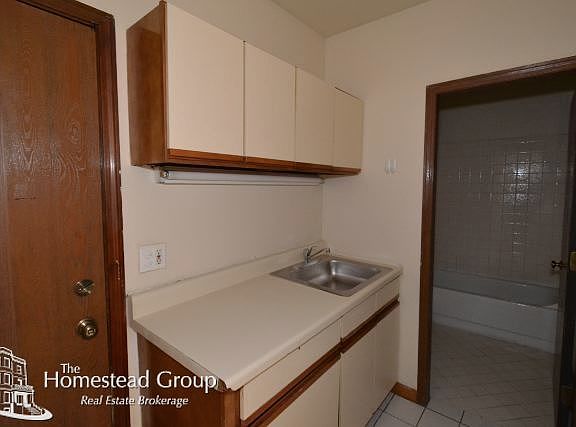 3rd image of 821 W Cornelia Ave #310