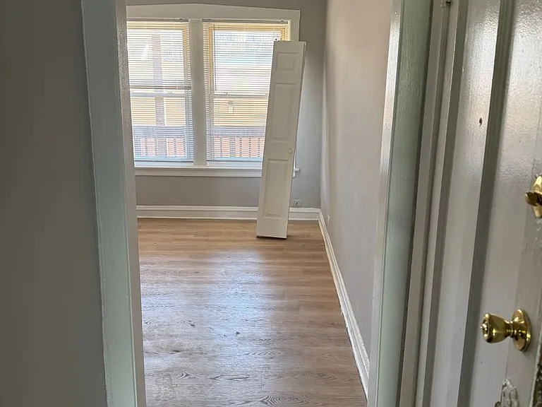 SPACIOUS 2 BEDROOM APARTMENTS AVAILABLE — Photo 8