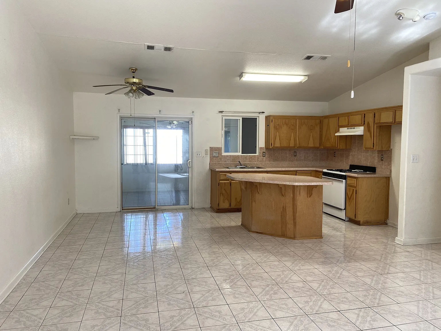 Charming 4 Bedroom 2 Bath Home in the Southwest — Photo 4