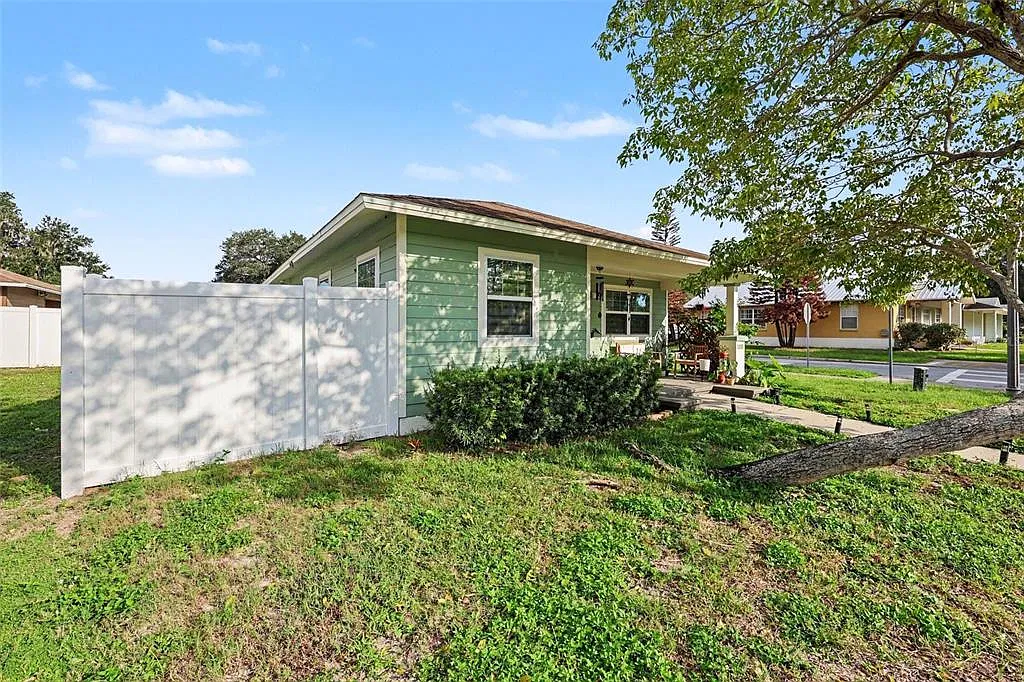 2 bed, 1.0 bath, 1505 sqft, $1,800 — Photo 2