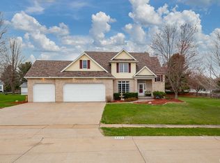 5233 Taylor Ave, Bettendorf, IA 52722