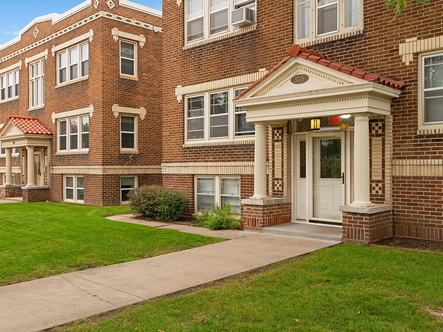 2 bed, 920 sqft, $1,295 — Photo 1