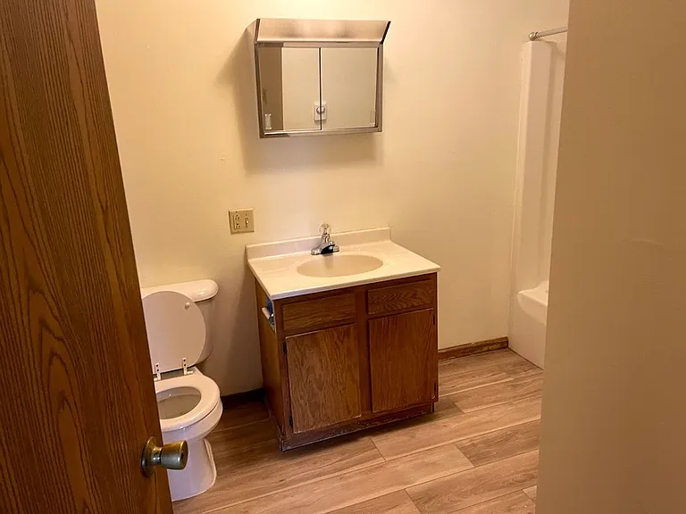 Kemper Manor Apartments — Photo 28