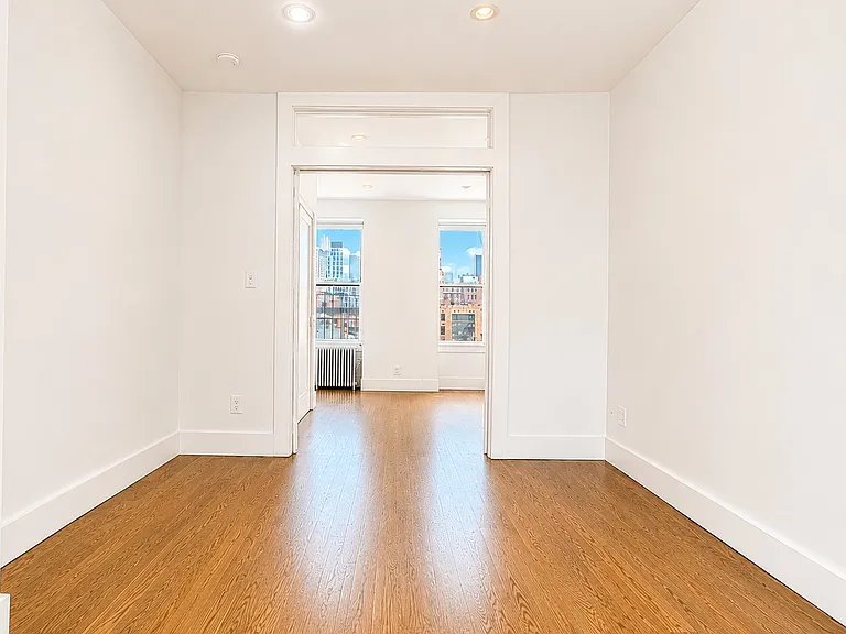 222 E 27th St #18 — Photo 3