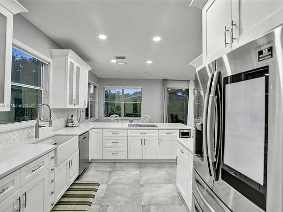 4th image of 759 SW 121st Ave