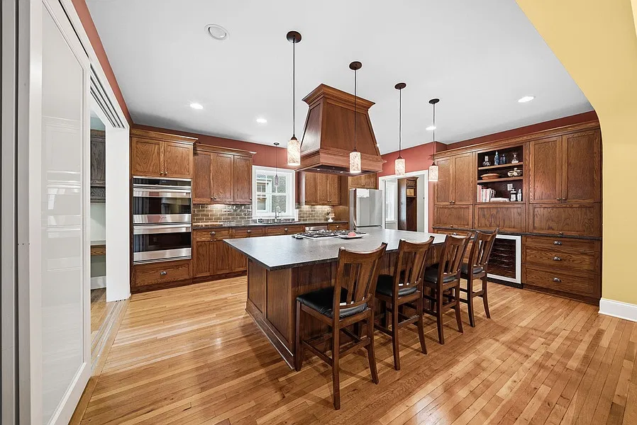 5 bed, 3821 sqft, $6,000 — Photo 3