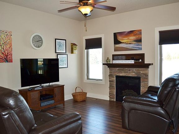 5th image of 224 NW Autumn Crest Dr