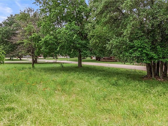 5th image of 186 Lake Forest Dr