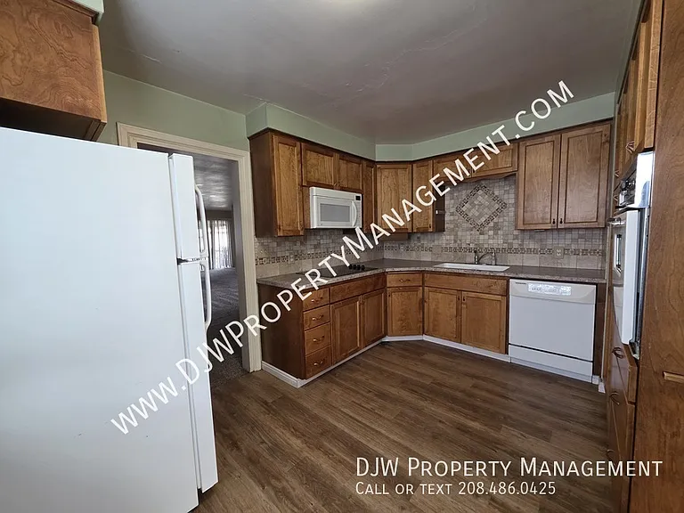 624 W Linden St — Photo 3