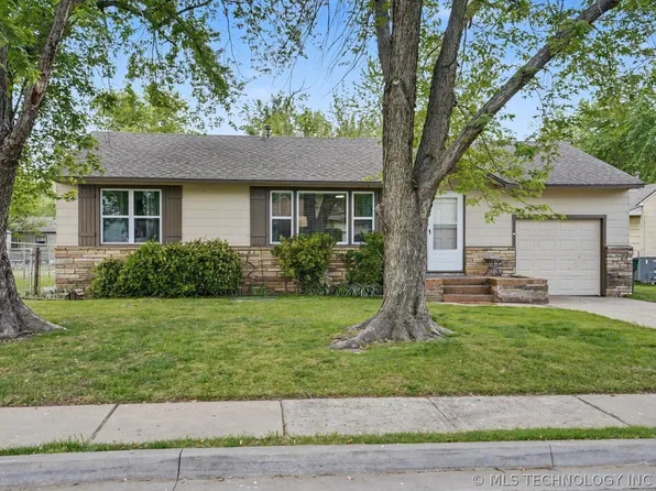 106 W 7th St, Owasso, OK 74055
