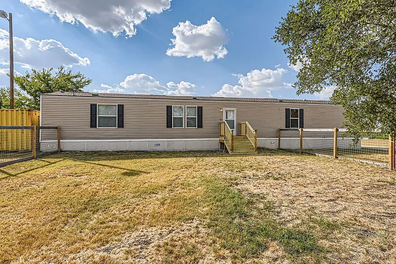 3 bed, 2.0 bath, 1216 sqft, $1,800 — Photo 3