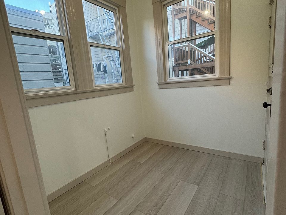 Sunroom or office room or bonus room