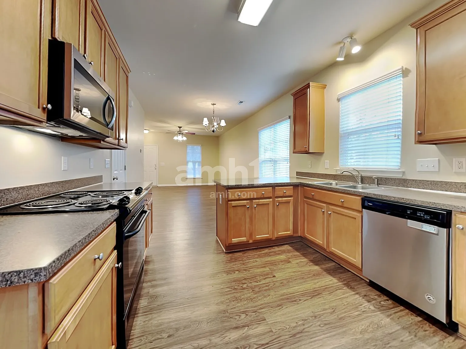 3 bed, 2.0 bath, 1528 sqft, $2,065 — Photo 3
