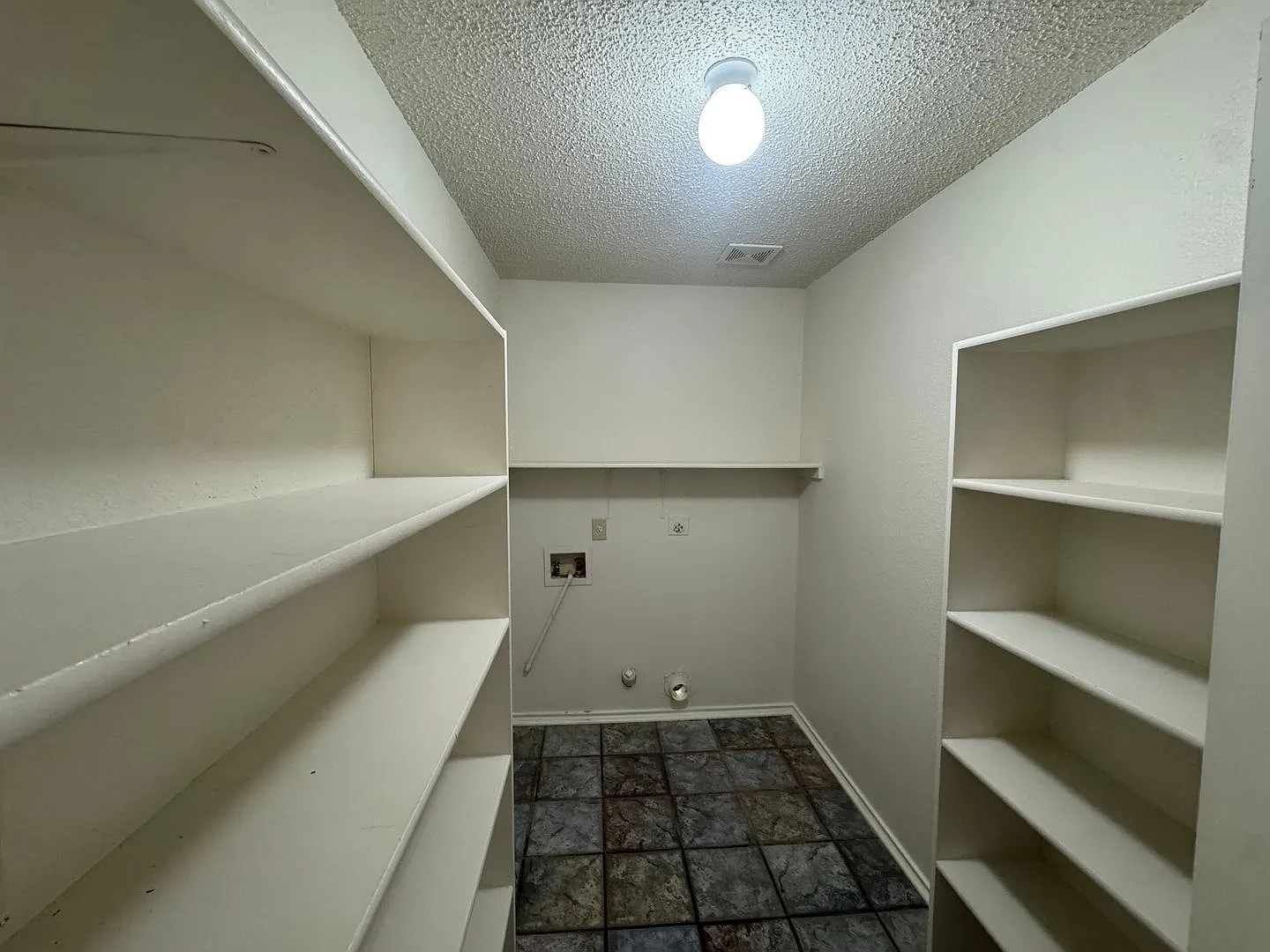 1449/MONTH-18 month lease 1525/MONTH-12 month lease** Single Family Home in Medical Center — Photo 4