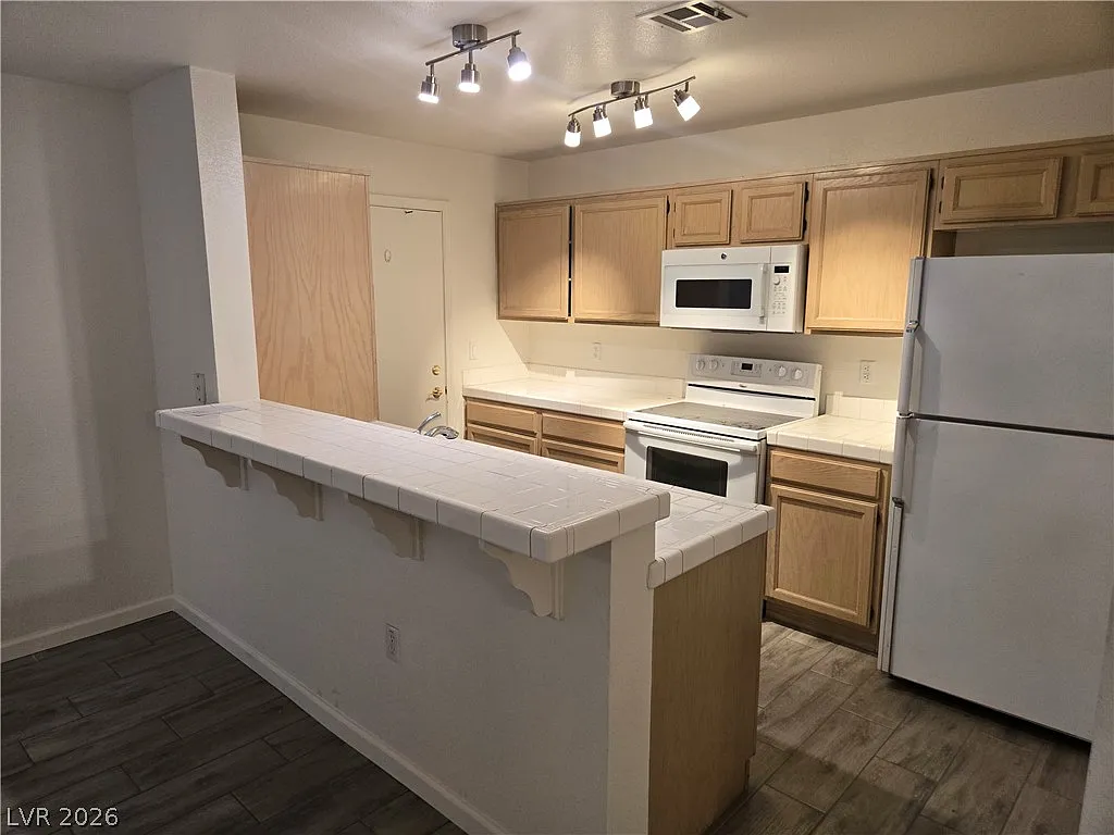 Building Photo - 8452 Boseck Dr #146