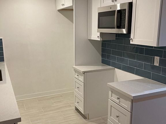 Fully remodeled kitchen (includes gas stove)