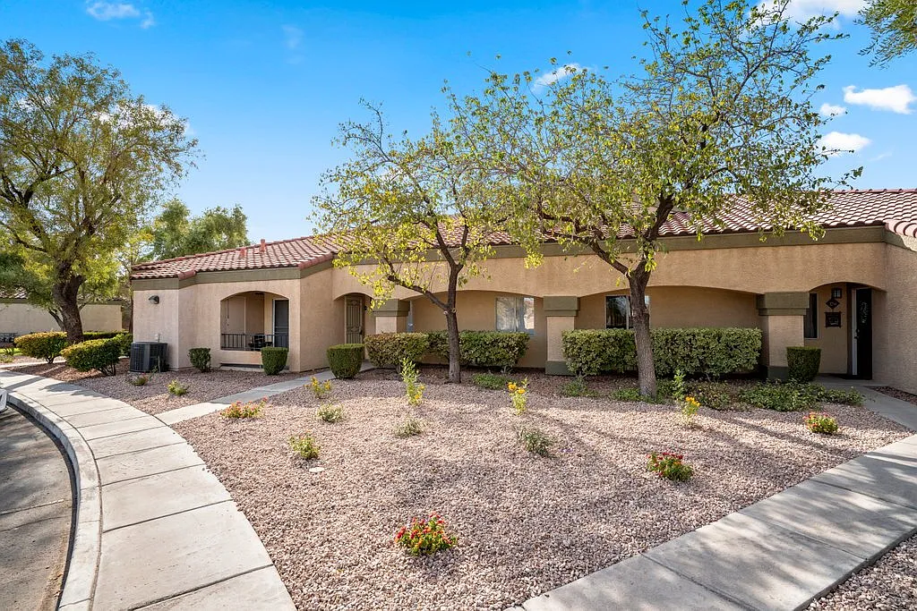 3 bed, 2.0 bath, 1134 sqft, $1,800 — Photo 3
