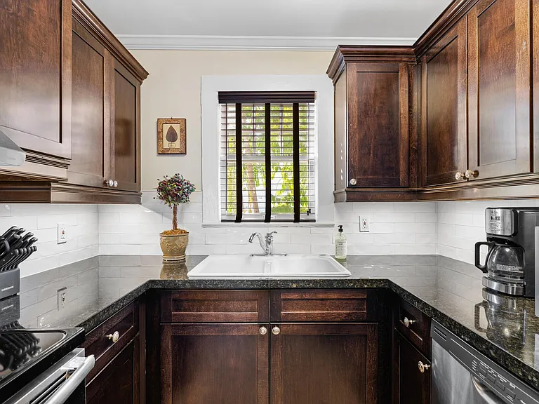 102 SE 7th Ave #4 — Photo 13
