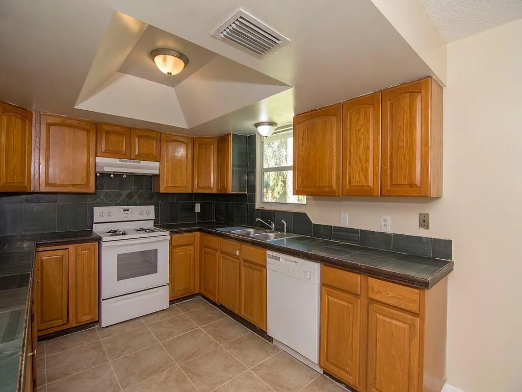 2 bed, 1.0 bath, 988 sqft, $1,895 — Photo 4