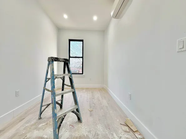 828 Hart Street image 8 of 10