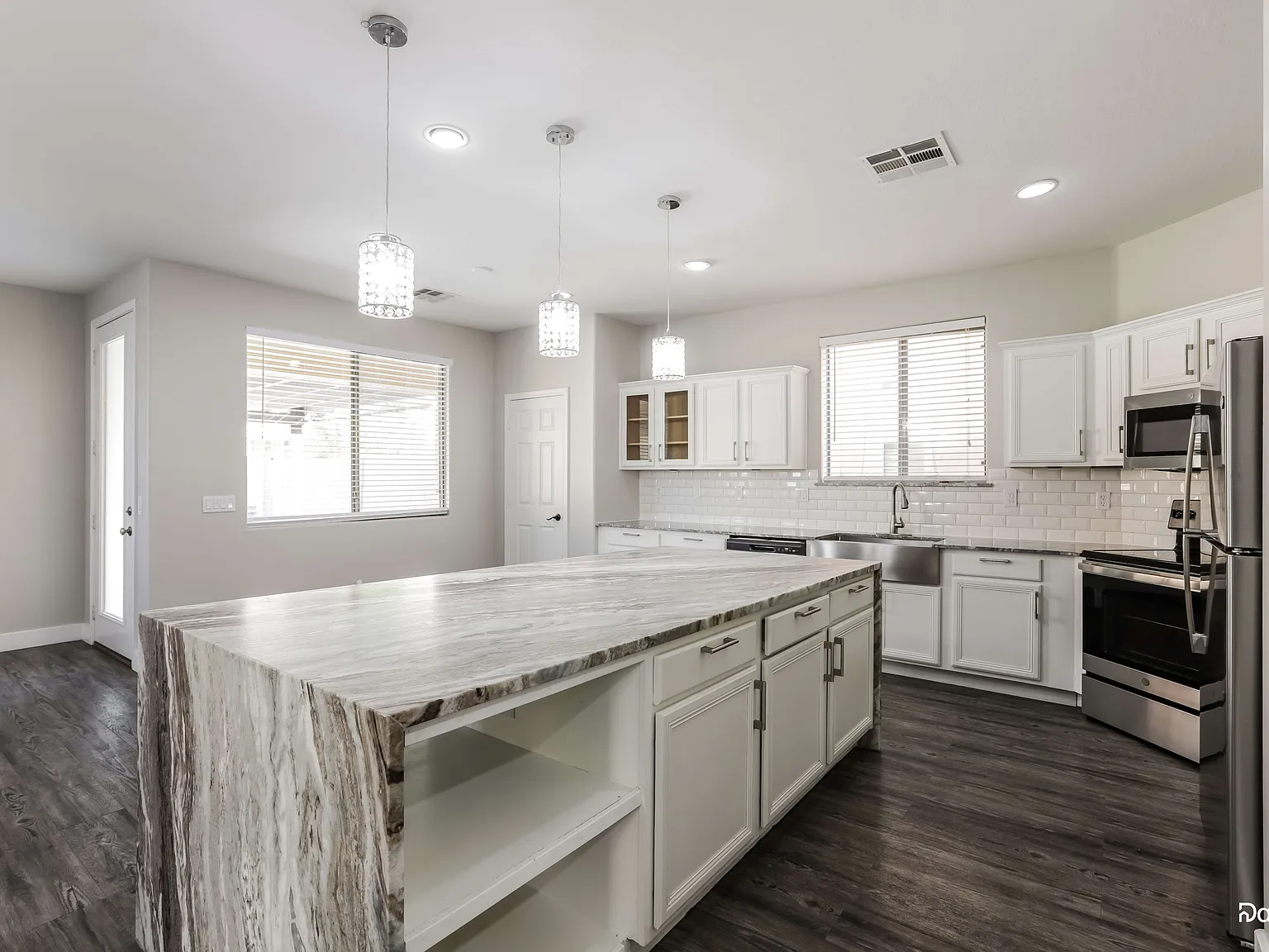 4 bed, 3.0 bath, 2518 sqft, $2,650 — Photo 2