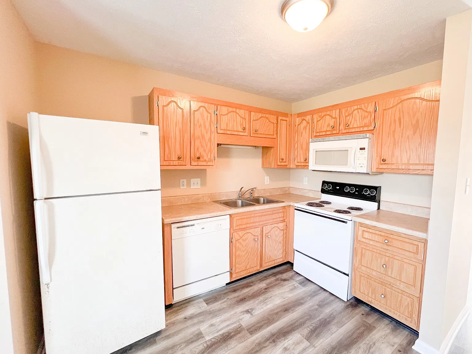 2 bed, 1.5 bath, 1100 sqft, $995 — Photo 3