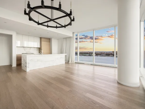 30 Riverside Boulevard image 5 of 18