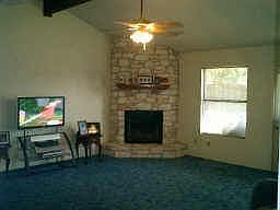 Living Room w Fireplace