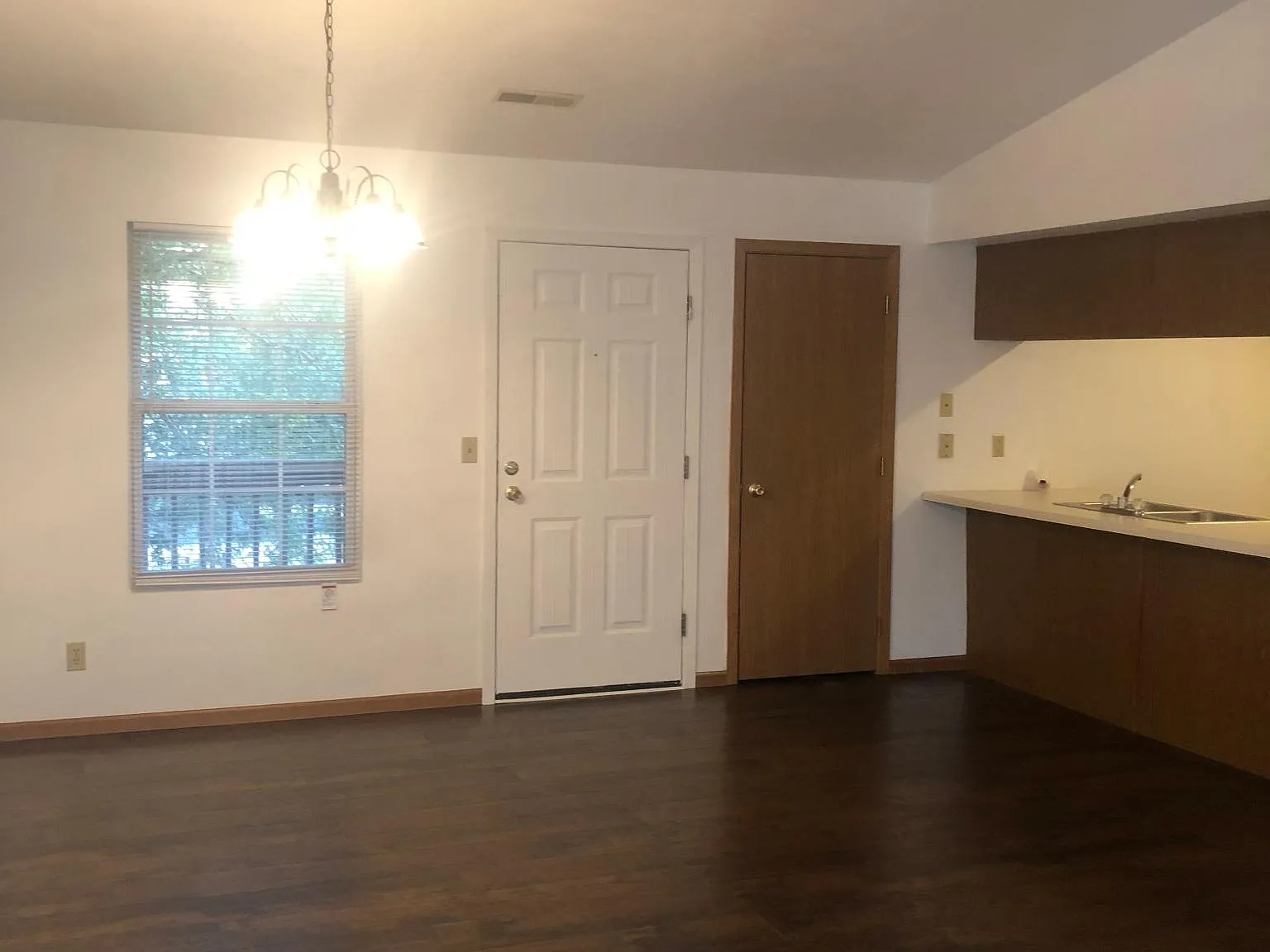 2 bed, 1250 sqft, $1,400 — Photo 2