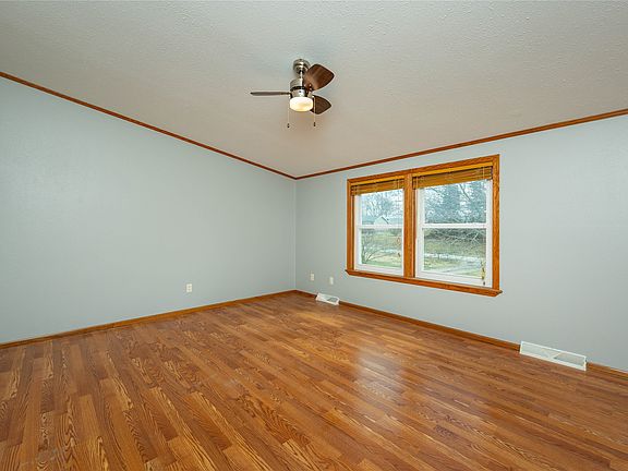 5th image of 819 2nd St