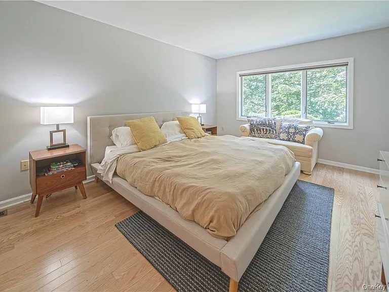 16 Hudson Point Ln — Photo 2