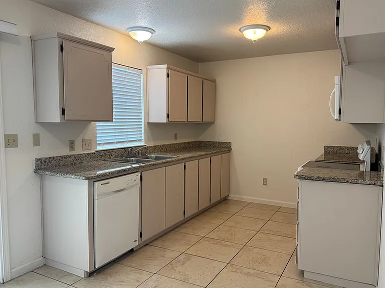 2047 Deauville Dr — Photo 26