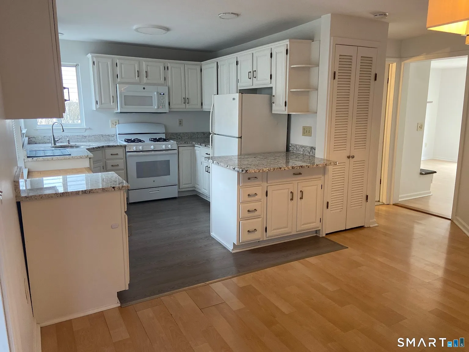 2 bed, 2.0 bath, 1032 sqft, $4,500 — Photo 2