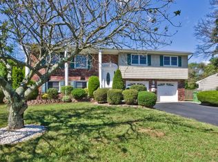 45 Scheid Dr, Parlin, NJ 08859