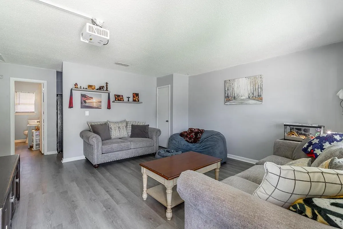 2 bed, 1.0 bath, 1010 sqft, $1,300 — Photo 2