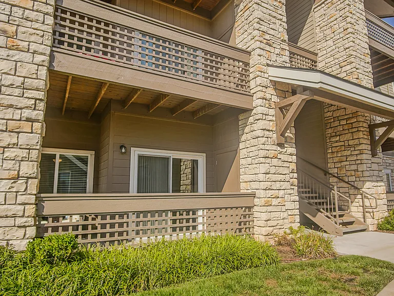 Chisholm Lake Apartments — Photo 4