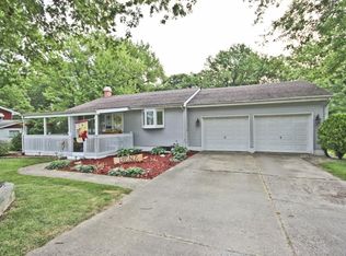 8 Hilltop Dr, Decatur, IL 62521