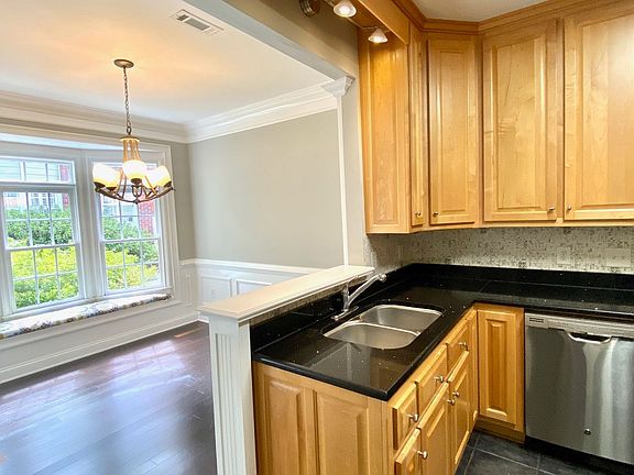 5th image of 33 Pear St